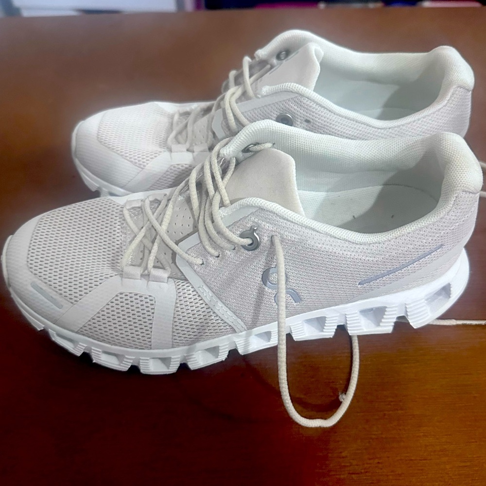 Brand new girls oncloud sneakers!! Never ever worn !